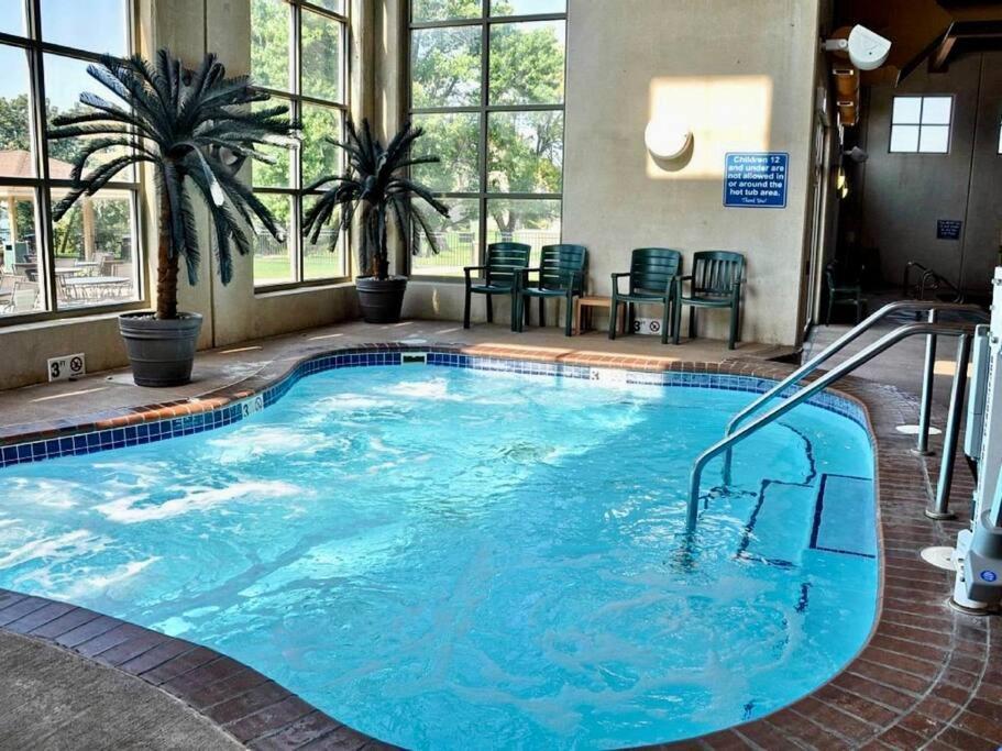 Arnolds Park Boho Bungalow On The Pond W/ Hot Tub מראה חיצוני תמונה