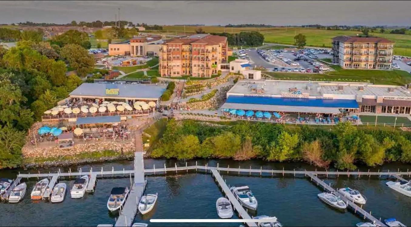 Arnolds Park Boho Bungalow On The Pond W/ Hot Tub מראה חיצוני תמונה