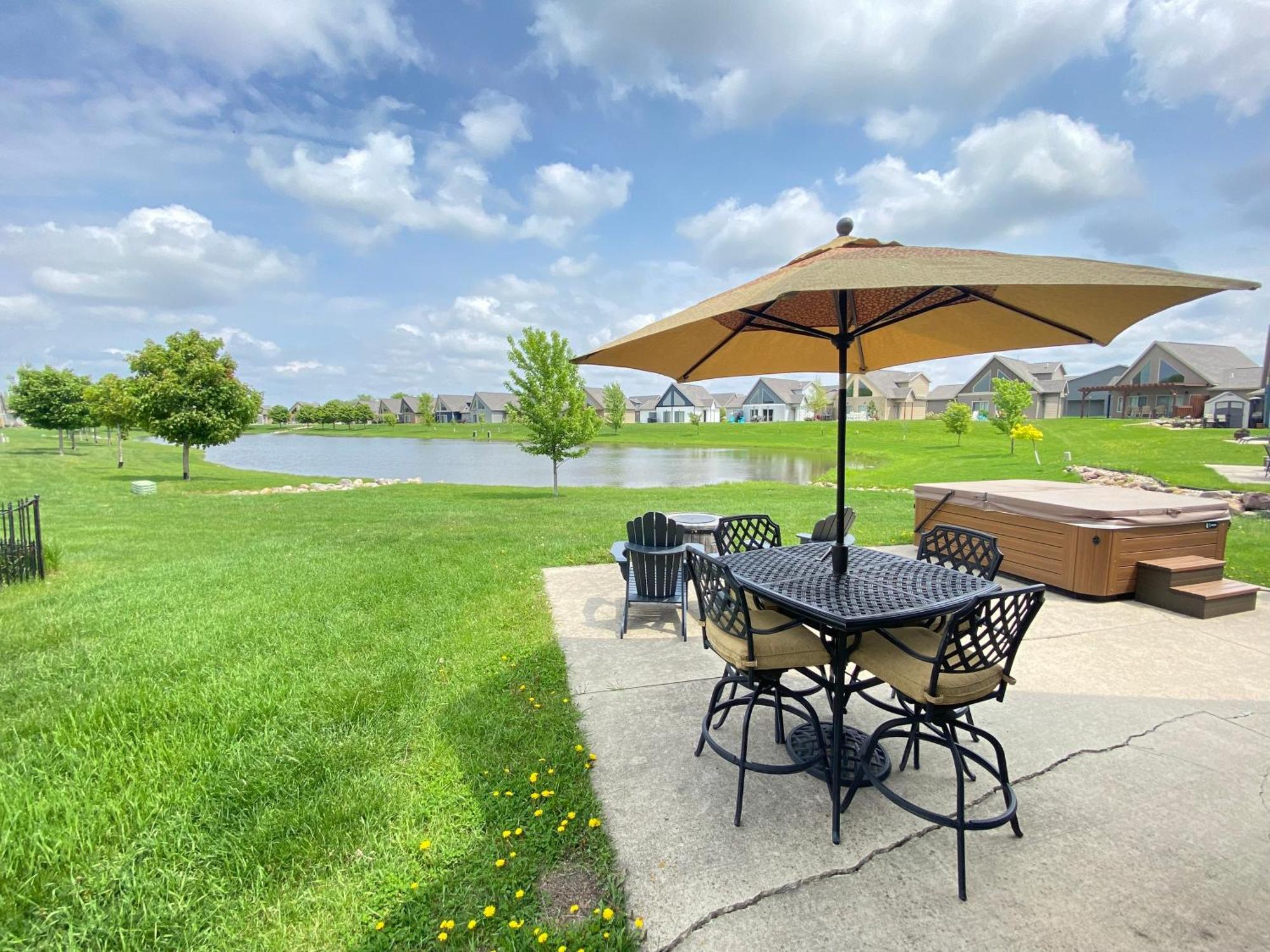 Arnolds Park Boho Bungalow On The Pond W/ Hot Tub מראה חיצוני תמונה